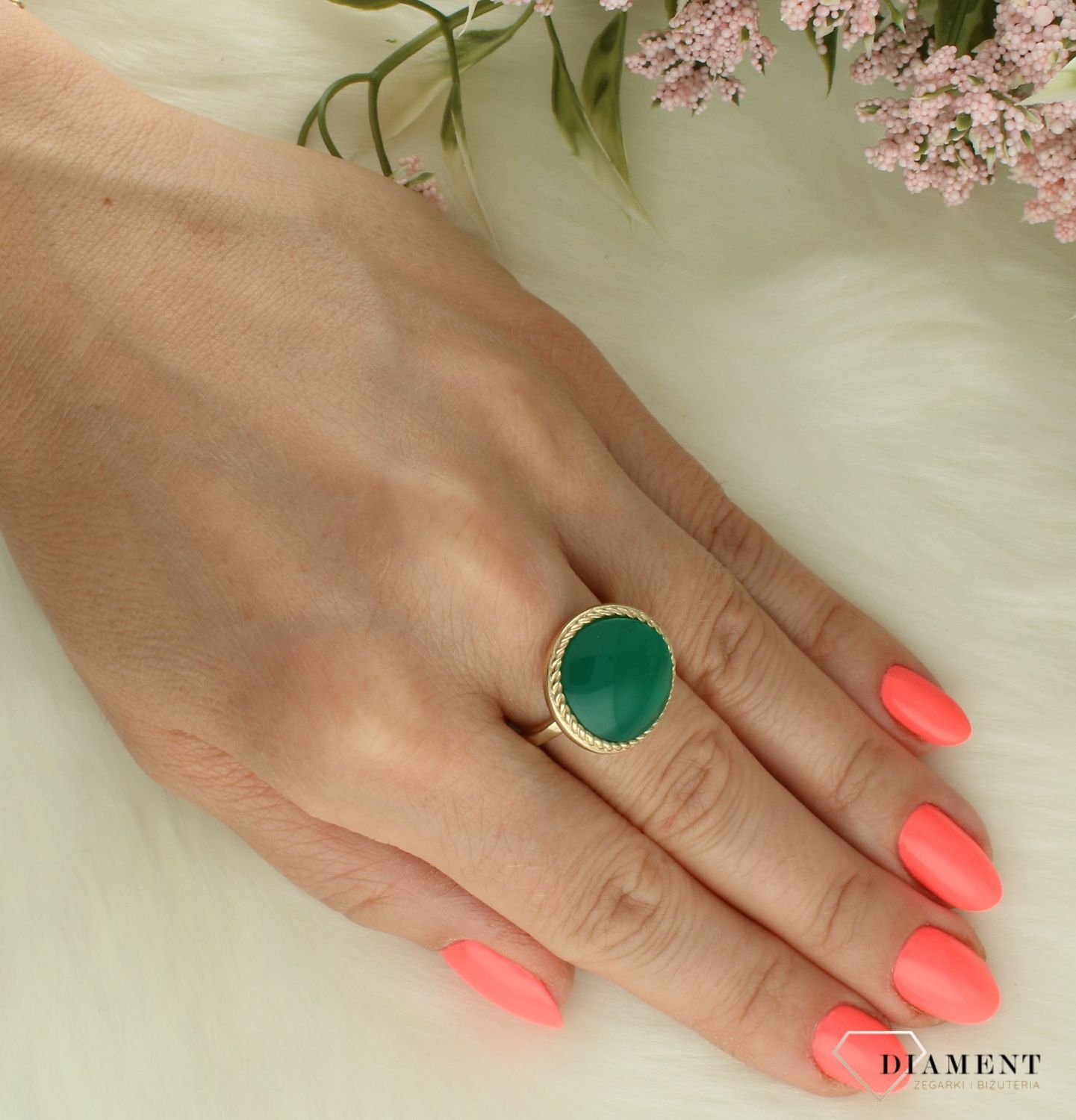 Złoty pierścionek damski 585 z zielonym agatem rozmiar 20 PI 6945A 585.  Złoty pierścionek damski. Złoty pierścionek z kamieniem syntetycznym. Pierścionek złoty z zielonym agatem. Pierścionek złoty próby 585. Złoty pierścionek na pre (3).jpg